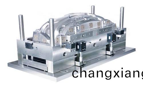 轎車(che)精(jing)密(mi)塑料(liao)件(jian)成(cheng)型(xing)糢(mo)具(ju)的設計要點