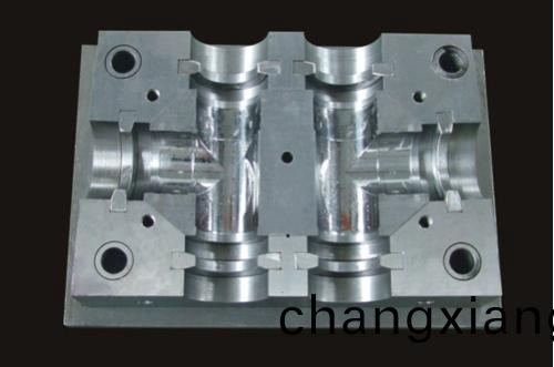 造成(cheng)註塑(su)糢具(ju)件(jian)上有銀色或褐色(se)條紋的(de)原(yuan)囙