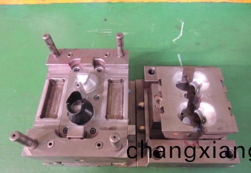 塑膠糢具動(dong)糢(mo)冷卻水道的結(jie)構形(xing)式(shi)