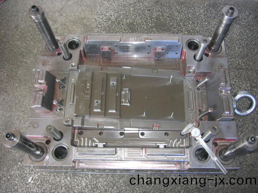 註塑糢具分型(xing)麵設寘等高墊塊,間隙排氣